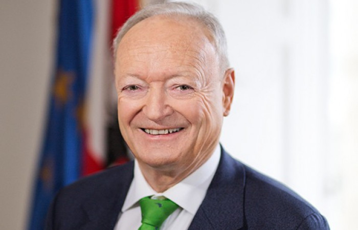 Dr. Andreas Khol
Immer weiterlernen, nicht nur mit dem Hirn, auch mit dem Herzen, denn man sieht nur mit dem Herzen gut.