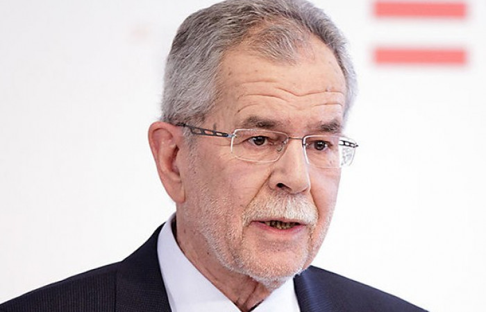 Professor Dr. Alexander van der Bellen
Bundespräsident der Republik Österreich

Es wäre ein Erfolg, wenn sich Österreich zu einem aufgeklärten und sozialbewussten Land entwickeln würde und nicht ein Land bleibt, das von kleinkrämerischen Interessen dominiert wird.
